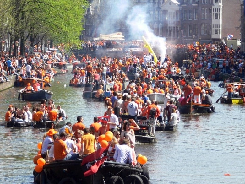 Boot mieten Königstag Amsterdam - Grachten mit feiernden Menschen