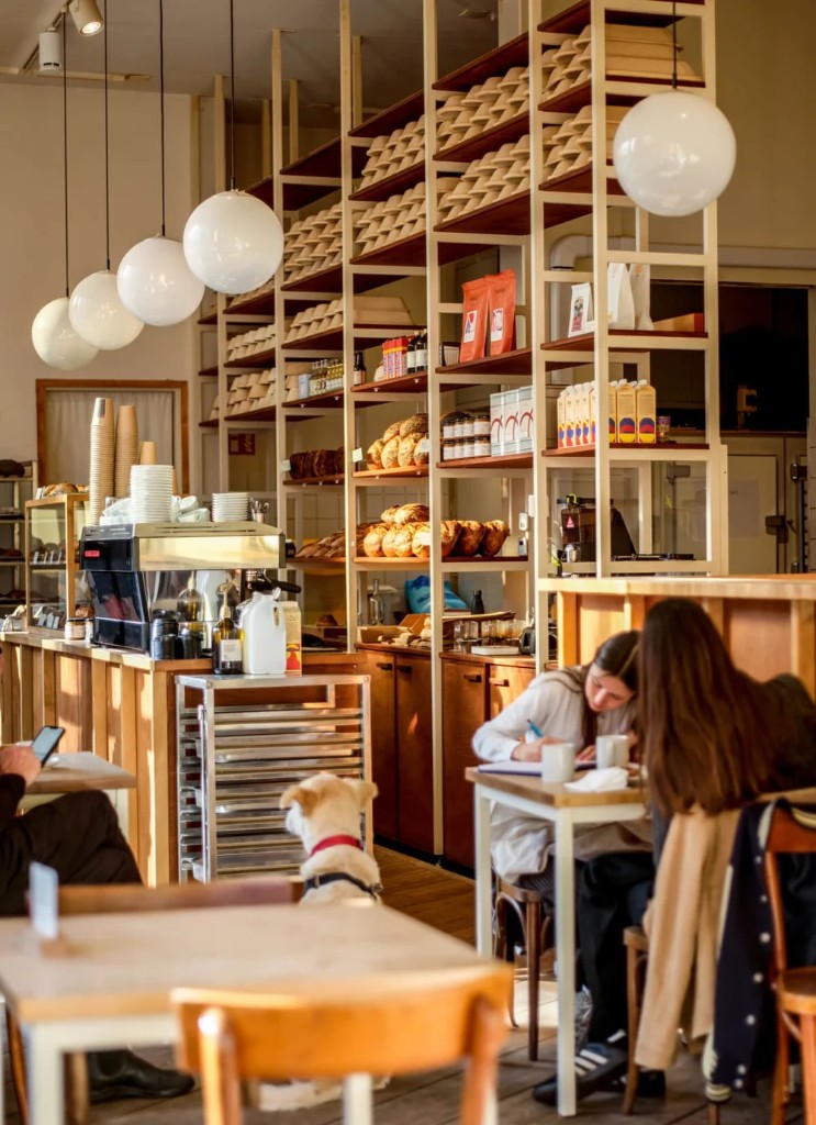 Louf Bäckerei Amsterdam an der Bilderdijkstraat mit frischem Brot und Kaffee