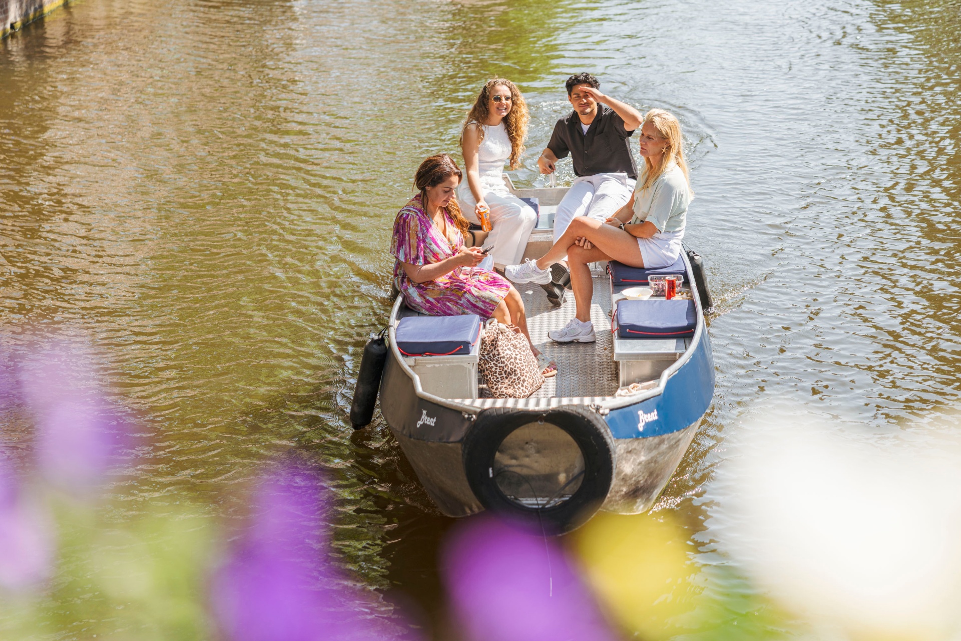 Freunde genießen gemeinsam Boot Amsterdam